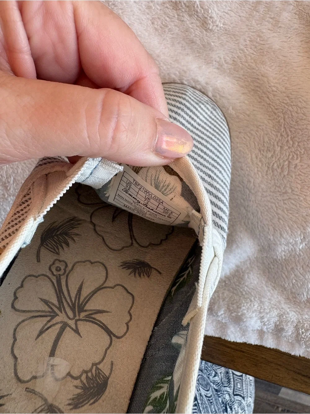 Tommy Bahama Women’s Slip-On Canvas Sneakers Size 9.5